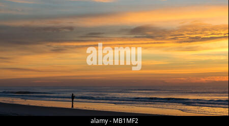 Tramonto con il fuoco nel cielo - Isola di Smeraldo Beach North Carolina. Vedere la bellezza del cielo come le nuvole si raccolgono nel dipinto di rosso, arancione, rosa, incandescente Foto Stock