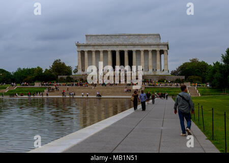 Il 10 aprile 2017 a Washington DC, USA il Lincoln Memorial a Washington DC con la sua riflessione in acqua Foto Stock