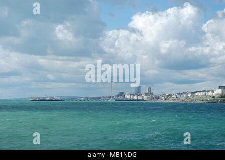 Una foto di Brighton Pier, i360, Lungomare da Marina Foto Stock