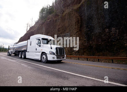 Big Rig bianco semi professionale carrello trattore con tetto basso e spoiler aerodinamici per meno resistenza del flusso d'aria del serbatoio di trasporto semi rimorchio con l Foto Stock