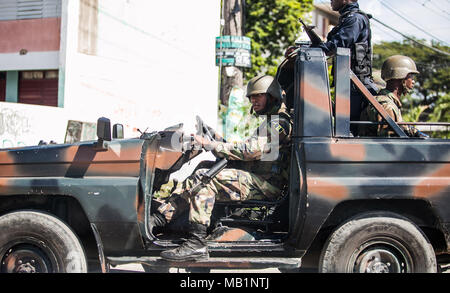 Kingston, Jamaica - 11/27/2013: soldati nella città sul dazio in auto Foto Stock