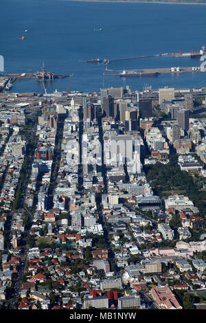 Buitengracht St (sinistra), Cape Town CBD e Table Bay, Sud Africa - aerial Foto Stock