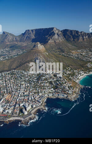 Punto mare (sinistra), Bantry Bay, Clifton Beach (a destra), testa di leone e Table Mountain e Cape Town, Sud Africa - aerial Foto Stock