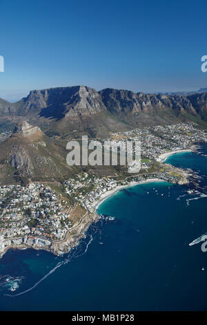 Clifton Beach (più vicina) e Camps Bay (estrema destra), Table Mountain e i dodici Apostoli, Cape Town, Sud Africa - aerial Foto Stock