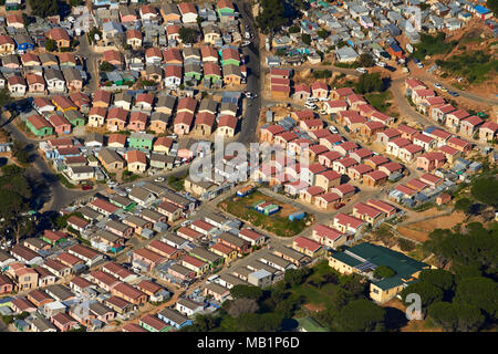 Imizamo Yethu township, Hout Bay, Città del Capo, Sud Africa - aerial Foto Stock