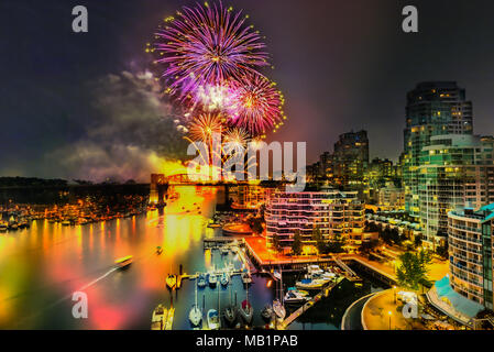 Fuochi d'artificio multicolore luci sopra un ponte sull'oceano in una grande città, un sacco di barche e yacht in acqua, un riflesso delle luci della salut Foto Stock