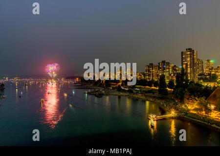 Fuochi d'artificio multicolore luci sopra un ponte sull'oceano in una grande città, un sacco di barche e yacht in acqua, un riflesso delle luci della salut Foto Stock