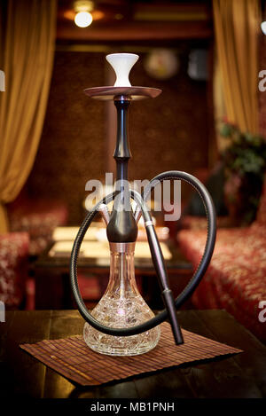 Hookah di vetro sul tavolo del salone Shisha Foto Stock