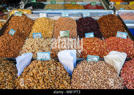 I dadi assortiti per la vendita nel mercato con prezzo cartelli scritti in greco. Atene. La Grecia. Foto Stock