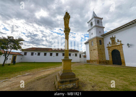 La Iglesia del Carmen, città coloniale di Villa de Leyva in Colombia. Foto Stock