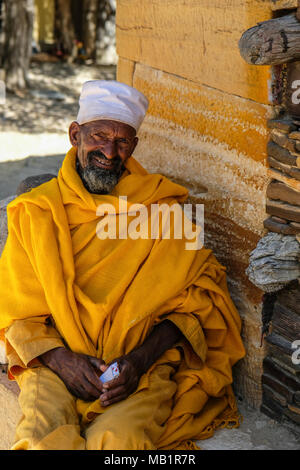 Tigray, Etiopia - Gennaio 11, 2018: Ritratto di un cristiano ortodosso sacerdote alla cliff-top monastero Debre Damo nel Tigray, Etiopia. Foto Stock