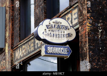 Il Walrus e il cartello al neon Carpenter, 4743 Ballard Ave NW, Seattle, Washington. Segnaletica esterna di un raffinato ristorante. Foto Stock