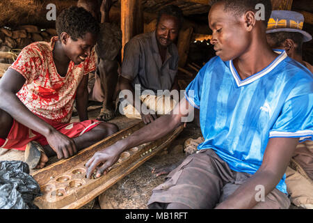 Gamole, Etiopia, 23 Gennaio 2108: i bambini non identificato della tribù Konso giocando in casa di città in Gamole, Etiopia. Foto Stock