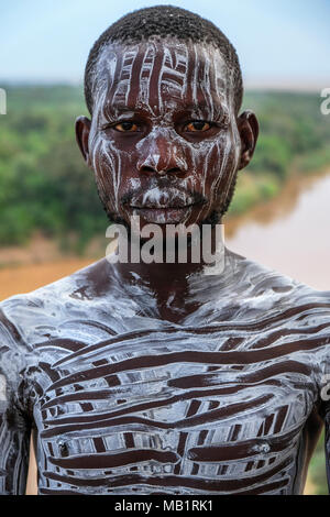 Valle dell'Omo, Etiopia - Gennaio 26, 2018: Karo Uomo con Omo in background in Valle dell'Omo, Etiopia. Famoso per il loro corpo dipinto. Foto Stock