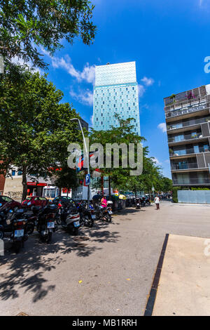 Barcellona, Spagna, 6 giugno 2017: Il Melia Barcelona Sky Hotel è un moderno grattacielo che spicca nel ventiduesimo distretto di Barcellona con un alto urb Foto Stock