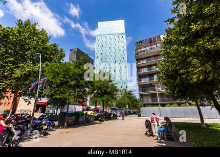 Barcellona, Spagna, 6 giugno 2017: Il Melia Barcelona Sky Hotel è un moderno grattacielo che spicca nel ventiduesimo distretto di Barcellona con un alto urb Foto Stock