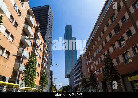 Barcellona, Spagna, 6 giugno 2017: Il Melia Barcelona Sky Hotel è un moderno grattacielo che spicca nel ventiduesimo distretto di Barcellona con un alto urb Foto Stock