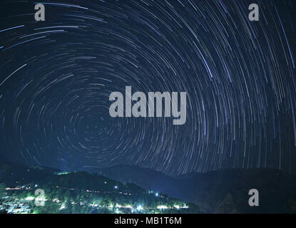 McLeod Ganj durante la notte con tracce stellari nel cielo sopra le montagne, India Foto Stock