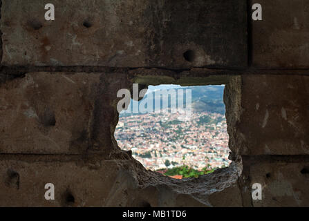 Vista panoramica della città di Sarajevo dall'interno di un abbandonato edificio distrutto dalla guerra, capitale della Bosnia ed Erzegovina nei Balcani Europa orientale Foto Stock