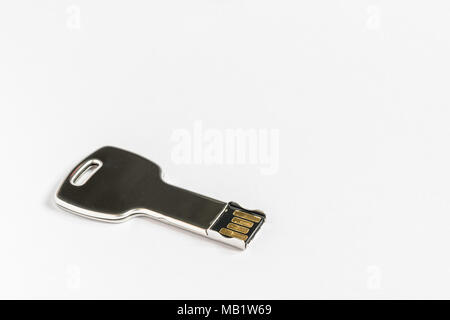 Chiave USB conformata come una vera chiave su sfondo bianco Foto Stock