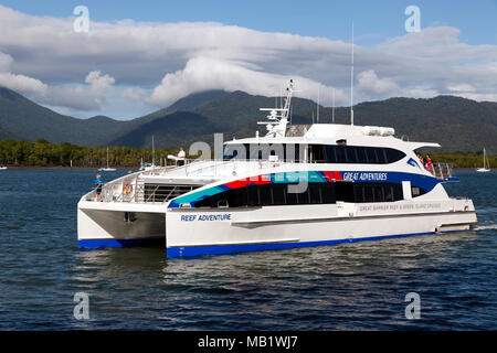Reef avventura, a 33m, alta velocità, alluminio, catamarano, azionato da grandi avventure, Cairns, Queensland, Australia Foto Stock