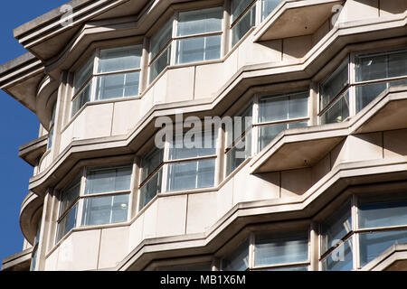 Grosvenor House costruito nel 1953 si trova in New Street, Birmingham, Regno Unito. Un edificio a zig zag in stile art deco per formare. Foto Stock