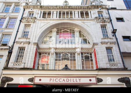 La facciata di Piccadilly arcade su New Street, Birmingham, Regno Unito Foto Stock