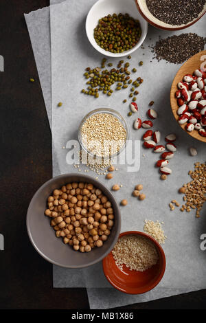 Cibo sano i cereali e i semi di impostare, cibo al di sopra di Foto Stock