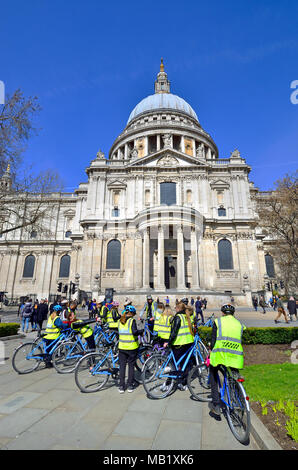 Londra, Inghilterra, Regno Unito. Per bambini tour in bicicletta presso la Cattedrale di St Paul Foto Stock