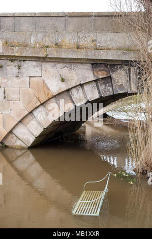 Panca sulla riva del fiume a Atcham's Mytton e Mermaid Hotel sommerso dalle acque di esondazione del fiume Severn Foto Stock