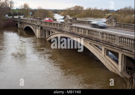 Storica del xviii secolo passerella e XX secolo ponte stradale a Atcham, Shropshire, Inghilterra più inondati fiume Severn in primavera Foto Stock