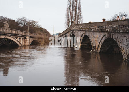 Storica del xviii secolo passerella e XX secolo ponte stradale a Atcham, Shropshire, Inghilterra più inondati fiume Severn in primavera Foto Stock