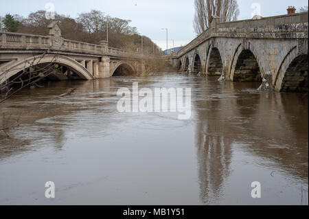 Storica del xviii secolo passerella e XX secolo ponte stradale a Atcham, Shropshire, Inghilterra più inondati fiume Severn in primavera Foto Stock