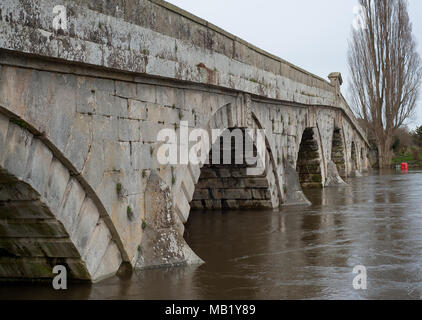 Storica del xviii secolo passerella e XX secolo ponte stradale a Atcham, Shropshire, Inghilterra più inondati fiume Severn in primavera Foto Stock