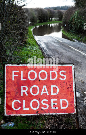 Le strade chiuse in Atcham, Shrewsbury, Shropshire, Inghilterra, dovuto alla molla esondazioni del fiume Severn Foto Stock