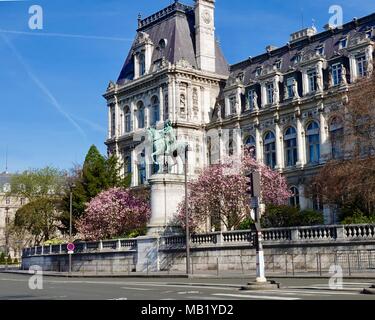 Statua equestre di Etienne Marcel, ex sindaco (provost) di Parigi sul lato sud dell'Hotel de Ville, in primavera. Parigi, Francia Foto Stock