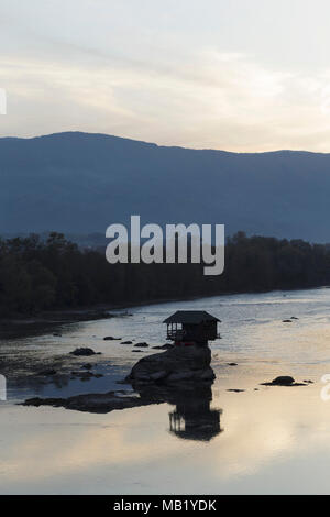 La casa sul fiume Drina, al tramonto, Bajina Basta, Serbia, Ottobre Foto Stock