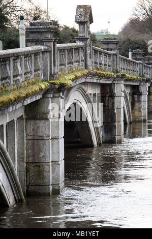 Storica del xviii secolo passerella e XX secolo ponte stradale a Atcham, Shropshire, Inghilterra più inondati fiume Severn in primavera Foto Stock