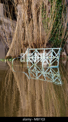 Mobili da giardino in acqua di inondazione dal fiume Severn a Atcham, Shrewsbury, Shropshire, Inghilterra Foto Stock