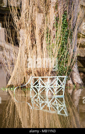 Mobili da giardino in acqua di inondazione dal fiume Severn a Atcham, Shrewsbury, Shropshire, Inghilterra Foto Stock