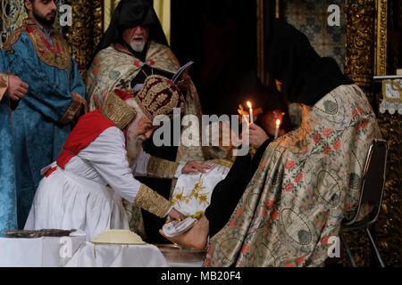 Il Gran Sacristano del Patriarcato Apostolico Armeno di Gerusalemme Sevan Gharibian conduce la tradizionale cerimonia del Lavaggio dei piedi il giovedì di Maudy, Il giorno santo cristiano prima della Pasqua ortodossa, che commemora l'ultima cena di Gesù Cristo con gli Apostoli nella Cattedrale di San Giacomo, la chiesa principale del Patriarcato armeno di Gerusalemme, situata nel quartiere armeno della città vecchia di Gerusalemme Est. Israele Foto Stock