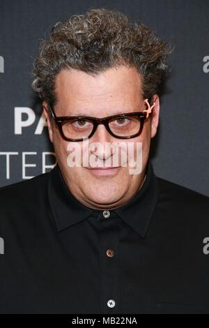 New York, NY, STATI UNITI D'AMERICA. 5 apr, 2018. Isaac Mizrahi presso gli arrivi per pronto a guardare la TV e la moda, Paley Centre for Media, New York, NY, 5 aprile 2018. Credito: Jason Mendez/Everett raccolta/Alamy Live News Foto Stock