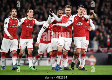 Londra, Regno Unito. 5 apr, 2018. Dell'Arsenal Alexandre Lacazette 4 (R) celebra con i suoi compagni di squadra durante la UEFA Europa League quarti di finale prima gamba partita di calcio tra Arsenal e il CSKA Mosca a Londra, in Gran Bretagna il 5 aprile 2018. Arsenal ha vinto la partita 4-1. Credito: Stephen Chung/Xinhua/Alamy Live News Foto Stock