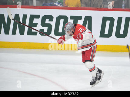 Saint Paul, Minnesota, Stati Uniti d'America. 05 apr, 2018. Ohio State Buckeyes avanti Mason Jobst #26 celebra dopo segnando un slap shot durante la congelati quattro semifinali gioco tra il Minnesota Duluth Bulldogs e la Ohio State Buckeyes a Xcel Energry Center di Saint Paul, Minnesota. Minnesota Duluth avanza contro Ohio State, 2-1. Patrick Green/CSM/Alamy Live News Foto Stock