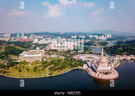 Kuala Lumpur. 5 apr, 2018. Foto scattata il 5 aprile 2018 mostra il Dipartimento del Primo Ministro complessa (L) in Putrajaya, Malaysia. Il primo ministro della Malaysia, Najib Razak detto il 6 aprile che il Parlamento sarà sciolto il 7 aprile, pavimentazione strada per le prossime elezioni generali che si terranno entro sessanta giorni in cui egli è in cerca di un altro mandato dopo il mantenimento della posizione per nove anni. Credito: Zhu Wei/Xinhua/Alamy Live News Foto Stock