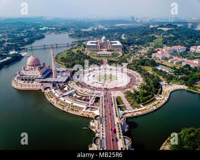 Kuala Lumpur. 5 apr, 2018. Foto scattata il 5 aprile 2018 mostra il Dipartimento del Primo Ministro complesso (C) in Putrajaya, Malaysia. Il primo ministro della Malaysia, Najib Razak detto il 6 aprile che il Parlamento sarà sciolto il 7 aprile, pavimentazione strada per le prossime elezioni generali che si terranno entro sessanta giorni in cui egli è in cerca di un altro mandato dopo il mantenimento della posizione per nove anni. Credito: Zhu Wei/Xinhua/Alamy Live News Foto Stock