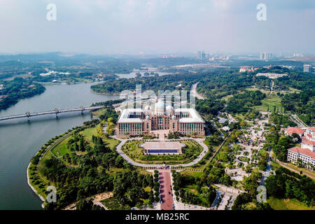 Kuala Lumpur. 5 apr, 2018. Foto scattata il 5 aprile 2018 mostra il Dipartimento del Primo Ministro complesso in Putrajaya, Malaysia. Il primo ministro della Malaysia, Najib Razak detto il 6 aprile che il Parlamento sarà sciolto il 7 aprile, pavimentazione strada per le prossime elezioni generali che si terranno entro sessanta giorni in cui egli è in cerca di un altro mandato dopo il mantenimento della posizione per nove anni. Credito: Zhu Wei/Xinhua/Alamy Live News Foto Stock