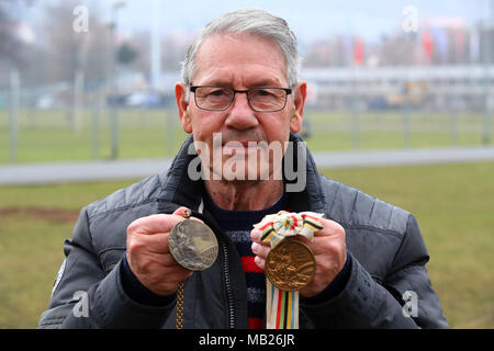 26 marzo 2018, Germania, Jena: Eberhard Vogel, ex RDT national soccer player, presenta il suo Olympic medaglie di bronzo (Monaco 1972 sulla sinistra, Tokyo 1964 sulla destra) all'Ernst-Abbe-Sportspark. Vogel ha svolto un record di 440 volte nella RDT top del campionato. Egli celebra il suo settantacinquesimo compleanno il 8 aprile. Foto: Bodo Schackow/dpa-Zentralbild/dpa Foto Stock