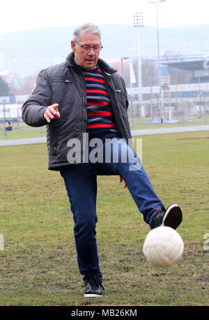 26 marzo 2018, Germania, Jena: Eberhard Vogel, ex RDT national soccer player, presenta la sfera originale dal 1972 Olympic i qualificatori al Ernst-Abbe-Sportspark. Vogel ha svolto un record di 440 volte nella RDT top del campionato. Egli celebra il suo settantacinquesimo compleanno il 8 aprile. Foto: Bodo Schackow/dpa-Zentralbild/dpa Foto Stock