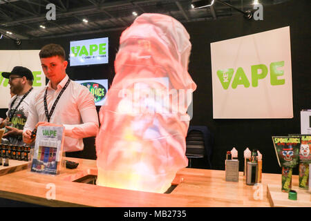 Londra REGNO UNITO. Il 6 marzo 2018. La 4a inceppamento Vape convenzione presso il centro ExCel ha attratto centinaia di appassionati vaping e sigaretta elettronica alle aziende in un rigorosamente non fumatori di tabacco venue Credito: amer ghazzal/Alamy Live News Foto Stock